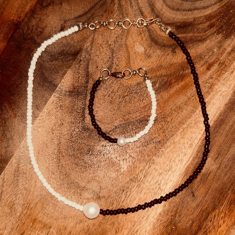 🖤Elegant White and Black Beaded Necklace & Bracelet🖤 - Picture 2 of 2